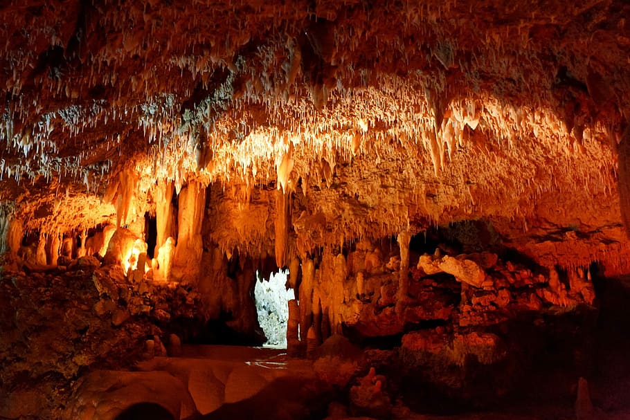 caverna a l’entrada, cova, caverna, espeleologia, fosc, geologia, endins, calcària, natural, naturalesa, taronja, rock, estalactita, estalagmita, pedra, subterrani, humit, groc, vermell, cap gent, destinacions de viatge, bellesa a la natura, rock - object, formació de roca, sòlid, geografia física, il·luminat, a l'interior, viatjar, arquitectura, aigua, aspre, textura, tranquil·litat, erosionat, 1080P
