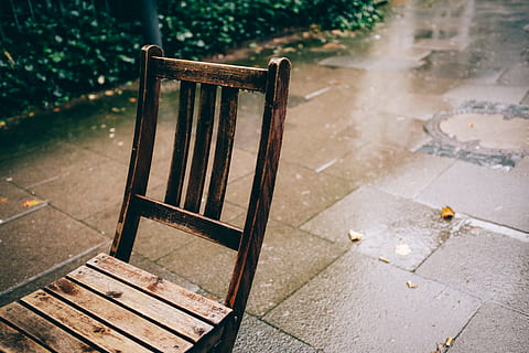 pioggia, sedia, altro, panchina, all'aperto, natura, nessuno, parco - spazio creato dall'uomo, posto a sedere, bagnato, giorno, pozzanghera, acqua, assenza, sentiero, strada, legno - materiale, vista dall'alto, vuoto, concentrarsi sulle conoscenze acquisite, pavimentazione in pietra, protezione, stagione piovosa, goccia di pioggia, 4K, CC0, dominio pubblico, privo di copyright