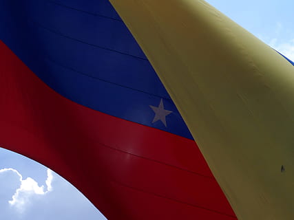 Flagge, Venezuela, Wolken, rot, Blau, Patriotismus, mehrfarbig, draußen, Himmel, Flachwinkelansicht, Transport, Wind, Natur, Heißluftballon, keine Leute, Luftfahrzeug, Umgebung, Textil-, Ballon, Freiheit, Transportmittel, Gelb, fliegend, Takelwerk, direkt darunter, Segelboot, 4K, CC0, gemeinfrei, lizenzfrei