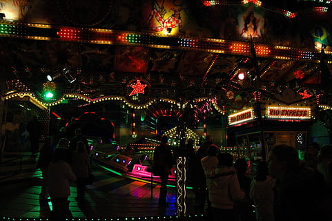 parque de atracciones, partido, ligero, iluminación, luces de fiesta, entretenimiento, noche, atmósfera, iluminado, grupo de personas, gente real, estructura construida, arquitectura, hombres, actividad de ocio, multitud, estilos de vida, mujer, gran grupo de personas, equipo de iluminación, ciudad, exterior del edificio, adulto, paseo en el parque de diversiones, decoración, al aire libre, 2K, CC0, dominio público, libre de derechos