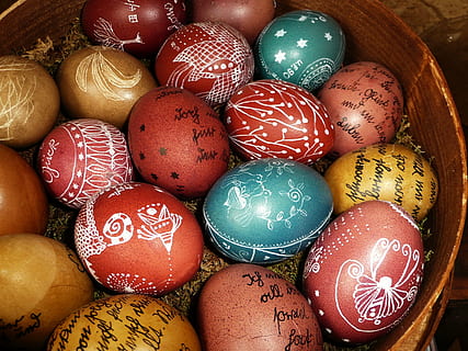 Ostern, Ostereier, Osternest, Ei, Lebensmittel, Feier, Urlaub, Osterei, Essen und Trinken, mehrfarbig, Stillleben, keine Leute, High Angle View, Kunst und Handwerk, Kreativität, tierisches Ei, Muster, drinnen, große gruppe von gegenständen, Nahansicht, 2K, CC0, gemeinfrei, lizenzfrei