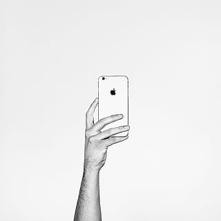 fotografía en escala de grises, persona, participación, iphone, móvil, manzana, electrónico, artilugio, moderno, tecnología, pantalla táctil, mano, en blanco y negro, mano humana, teléfono móvil, copia espacio, foto de estudio, parte del cuerpo humano, una persona, teléfono inteligente, adentro, tecnología inalámbrica, comunicación, de cerca, dispositivo de información portátil, Fondo blanco, conexión, perspectiva personal, parte del cuerpo, vaso, dedo, extremidad humana, 2K, CC0, dominio público, libre de derechos