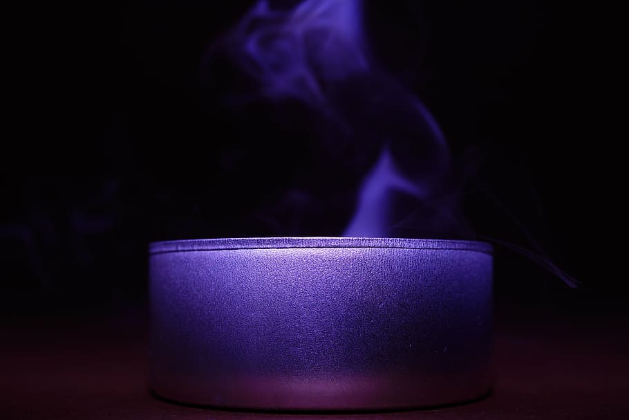 envàs de vidre, fum, violeta, fosc, nit, llum, vela, porpra, fons negre, cremant, cap gent, blau, tir de l'estudi, espiritualitat, calor - temperatura, flama, a l'interior, menjar i beguda, beure, refresc, equipament per a la llar, menjar, primer pla, fum - estructura física, benestar, copa, vapor, vidre, tassa, llet, begudes sense alcohol, esmorzar, 5K