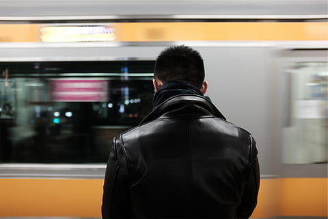 metro, tren, transport, paio, home, jaqueta de pell, vista del darrere, transport públic, tren - vehicle, estació de ferrocarril, manera de transport, transport per ferrocarril, homes, viatjar, gent, moviment, persones reals, plataforma d’estació de ferrocarril, centrar-se en primer pla, de peu, cintura cap amunt, moviment borrós, tren de metro, 1080P, CC0, domini públic, lliure de regalies