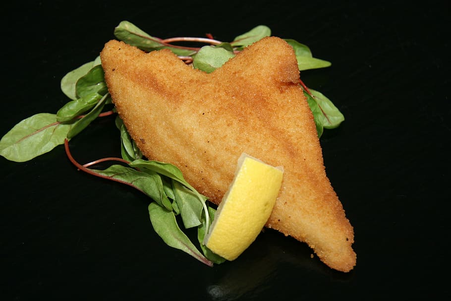 filet z ryby, kynutý, citrón, salát, Ryba, občerstvení, jídlo, friture, smažený, stolování, chuť, svěžest, jídlo a pití, černé pozadí, Zdravé stravování, studio shot, uvnitř, detail, list, rostlinné části, blahobyt, stálý život, nikdo, zeleniny, připraven jíst, zelená barva, maso, kořenová zelenina, chléb, plátek, Svačina, vegetariánské jídlo, 2K