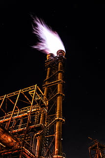 lavvinkelfotografering, industriel, lager, ild, flamme, flaring, fakkel, hed, varme, brænde, glød, firelight, industri, gas, blis, nat, rør, raffinaderi, rød, stålværk, røg - fysisk struktur, olieindustrien, brændstof og elproduktion, sort baggrund, varme - temperatur, lav vinkel visning, ingen mennesker, bevægelse, belyst, himmel, natur, bygget struktur, bygning udvendig, fabrik, arkitektur, brænding, røgstabel, kunstkultur og underholdning, brand - naturligt fænomen, sløret bevægelse, udendørs, luftforurening, forurening, 5K, CC0, offentligt domæne, royaltyfrie