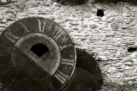 round, gray, analog clock, wall, clock, time, clock face, face, numerals, numbers, old, rusty, old machine, metal, ancient, wall - building feature, built structure, architecture, no people, hole, day, close-up, geometric shape, weathered, circle, abandoned, stone wall, textured, outdoors, wheel, decline, obsolete, deterioration, 4K, CC0, public domain, royalty free