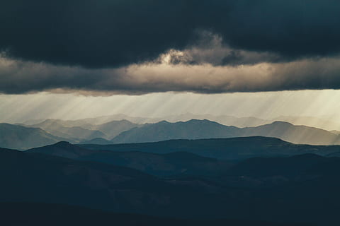 vuoret, auringon säteet maisemat, musta, Hills, harmaa, pilvinen, taivas, pilvi, auringonsäteet, vuori, maisema, pudota, maisemat - luonto, kauneus luonnossa, vuorijono, pilvi - taivas, tyyneys, rauhallinen kohtaus, ympäristö, majesteettinen, idyllinen, luonto, siluetti, ei-kaupunkikuvia, ei ihmisiä, kunnioitusta, ulkona, sumu, dramaattinen maisema, vuorenhuippu, 5K, CC0, public domain, rojaltivapaa