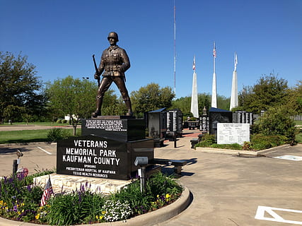 guerra, memoriale, statua, monumento, guerriero, Normandia, cimitero, seconda guerra mondiale, esercito, coraggioso, coraggio, eroe, onore, Morte, ricordo, soldato, Stati Uniti d'America, testo, pianta, rappresentazione umana, rappresentazione, architettura, albero, scultura, arte e artigianato, comunicazione, somiglianza maschile, natura, sceneggiatura occidentale, cielo, giorno, struttura costruita, nessuno, luce del sole, cielo sereno, all'aperto, governo, 2K