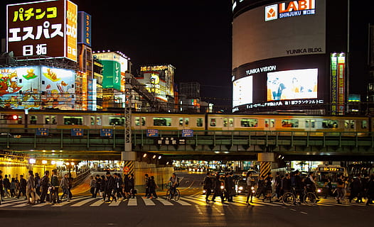 pessoas, pedestre, faixa, foto de cinza, grupo de pessoas, andando na, na estrada, período noturno, noite, cena urbana, iluminado, Ásia, vida urbana, Japão, rua, cidade, o negócio, china - ásia oriental, luz neon, prefeitura de tóquio, viagem, grande grupo de pessoas, destinos de viagem, multidão, néon, arquitetura, exterior do edifício, estrutura construída, pessoas reais, transporte, propaganda, comunicação, estilos de vida, texto, placa, construção, rua da cidade, ao ar livre, vida noturna, paisagem urbana, exterior do prédio de escritórios, 2K, CC0, domínio público, royalty free