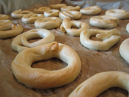 pékáru, élesztő, keksz, kenyér, élesztő keksz, száraz kenyér, sós snack, kemény búzaliszt, gyűrűk, száraz, falatozás, szeszes sütemények, tepsi, sqarati, squarati, hagyomány, Szicília, cucciddrati, kerület, ról ről, élelmiszer, étel és ital, nem ember, egészségtelen táplálkozás, közelkép, frissesség, sült, fedett, csendélet, édes étel, asztal, elnézés, sült tészta, guba, evésre kész, nagy objektumcsoport, készítmény, aprósütemény, összpontosít az előtérre, kísértés, 4K, CC0, közkincs, jogdíjmentes