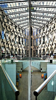 arquitectura, biblioteca, Vancouver, reflexió, simetria, estructura construïda, transport, a l'interior, manera de transport, dia, metall, cap gent, indústria, edifici, vidre - material, barana, fàbrica, viatjar, ciutat, connexió, modern, sostre, 5K, CC0, domini públic, lliure de regalies