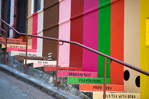 multicolor, scară, balustrade, scări de beton asortate, pași, balustradă, perete, culoare, băuturi, fruct, cuvinte, tipografie, arta stradală, urban, oraș, text, arhitectură, construită, comunicare, exteriorul clădirii, western script, nici o persoana, semn, zi, scenariu, non-western script, semn de avertizare, clădire, informație, în aer liber, montare pe perete, multi colorate, semn de informație, 5K, CC0, domeniu public, fără drepturi de autor