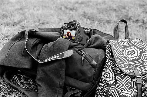 negru, canon camera foto, sac, aparat foto, portret, sacou, călător, in cautarea, tineri, Femeie, zâmbitor, fată, femeile se confruntă, zambet frumos, femeie portret, femeie atrăgătoare, nici o persoana, să se concentreze asupra primelor elemente, zi, a închide, natură moartă, model, rucsac, în aer liber, comunicare, îmbrăcăminte, natură, călătorie, text, un singur obiect, echipament de urgență, absență, camera digitala, 5K, CC0, domeniu public, fără drepturi de autor