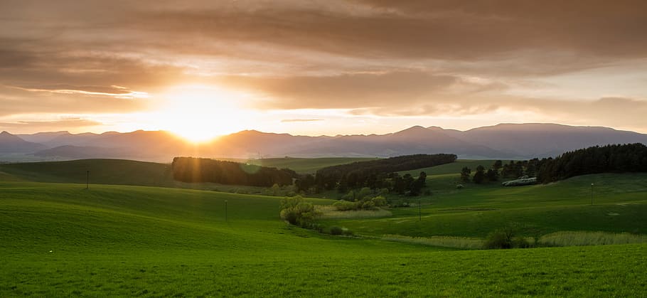 grøn, græsfelt, solnedgang, skyer, Mark, græs, landskab, eng, bjerge, natur, sol, solopgang, træer, himmel, scenics - natur, miljø, bjerg, plante, grøn farve, skønhed i naturen, sky - himmel, bjergkæde, jord, sollys, ro, rolig scene, solstråle, ingen mennesker, linseflare, udendørs, rullende landskab, 2K
