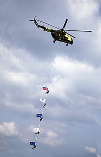 เฮลิคอปเตอร์, เชือก, ธง, skydivers, ท้องฟ้า, แอร์โชว์, Sliac, สโลวะเกีย, การบิน, เมฆ - ท้องฟ้า, กลางอากาศ, ยานพาหนะทางอากาศ, การขนส่ง, มุมมองที่ต่ำ, ธรรมชาติ, การเคลื่อนไหว, โหมดการขนส่ง, วัน, ขณะเดินทาง, เครื่องบิน, กลางแจ้ง, การท่องเที่ยว, การผจญภัย, ความปิติยินดี, คน, เสรีภาพ, อุตสาหกรรมการบินและอวกาศ, 4K, CC0, โดเมนสาธารณะ, ค่าลิขสิทธิ์ฟรี