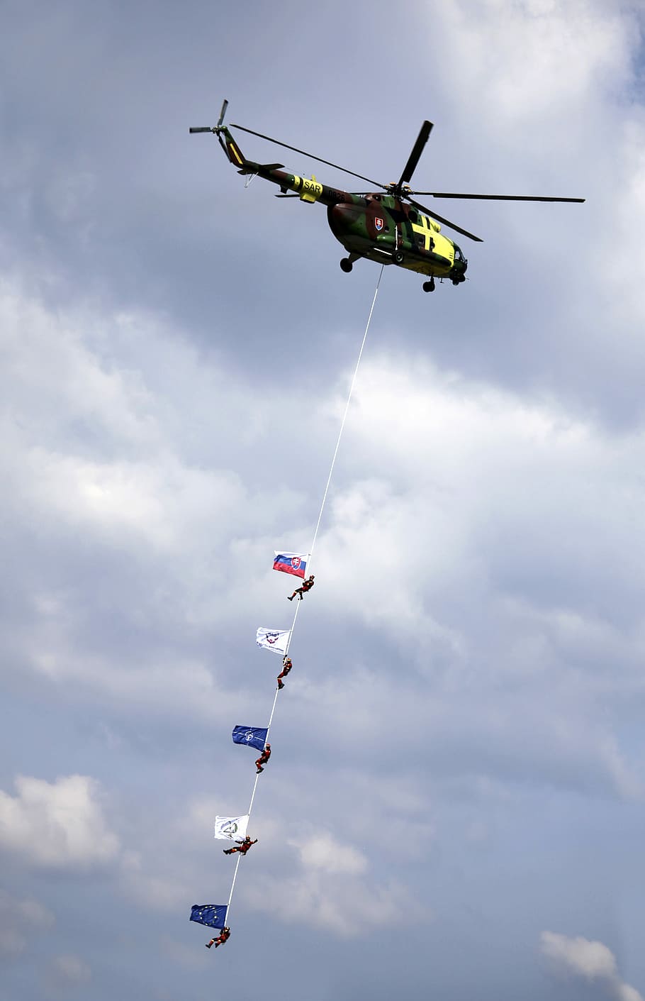 helicòpter, corda, banderes, paracaigudistes, el cel, espectacle aeri, sliac, Eslovàquia, volant, núvol - cel, a l'aire, cel, vehicle aeri, transport, vista d’angle baix, naturalesa, moviment, manera de transport, dia, en moviment, avió, a l'aire lliure, viatjar, aventura, joia, gent, llibertat, indústria aeroespacial, 4K