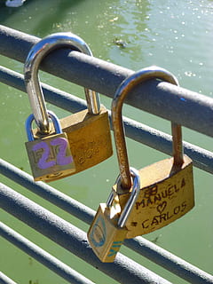 cadenat, cadenats, seguretat, protecció, bloqueig, pont, missatge, amor, inscrit, inicial, inicials, noms, per sempre, eternitat, romàntic, metall, barana, penjant, bloqueig d’amor, aigua, cap gent, primer pla, dia, sort, emoció positiva, esperança, esperança - concepte, a l'aire lliure, segur, 1080P, CC0, domini públic, lliure de regalies