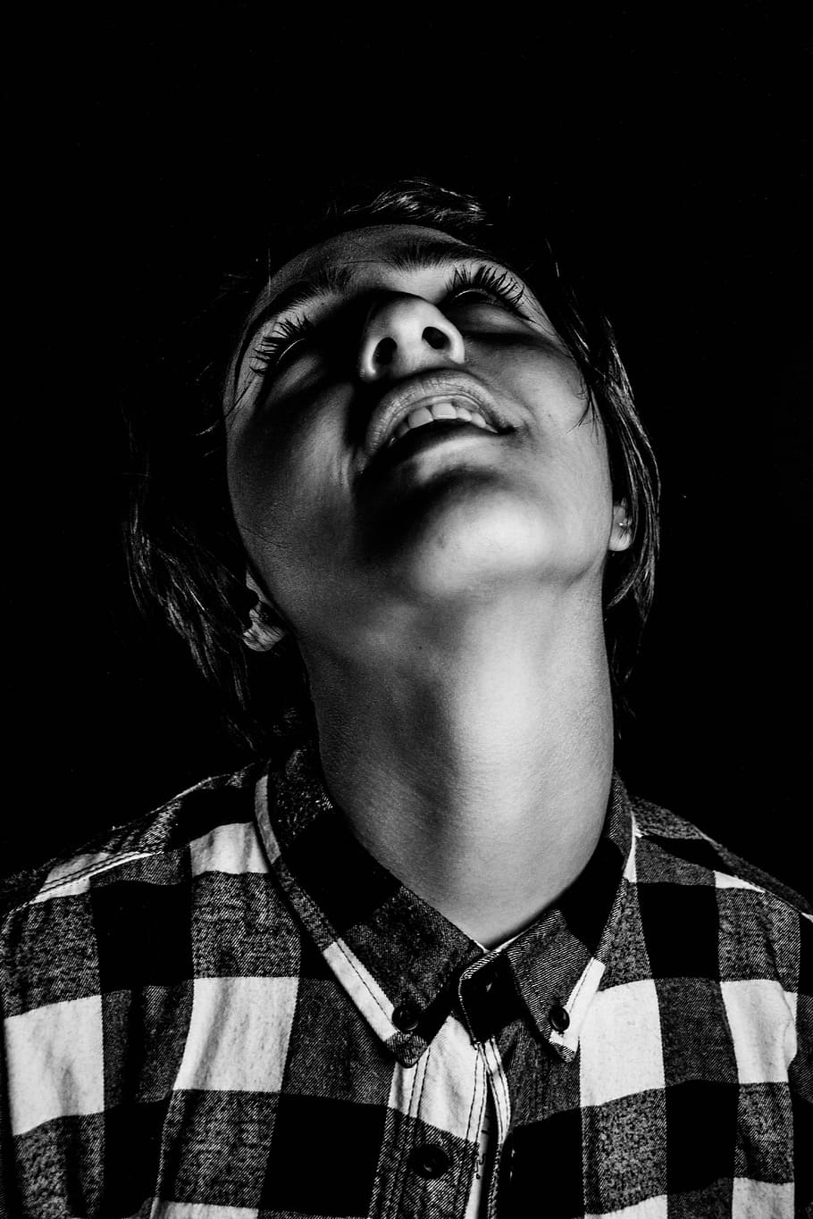 simpatico, risata, sorriso, sorridere, viso, ritratto, colpo alla testa, vista frontale, una persona, in casa, persone reali, stili di vita, sfondo nero, attività di svago, motivo controllato, bambino, avvicinamento, emozione, sorridente, abbigliamento casual, girato in studio, alzando lo sguardo, infanzia, adolescente, acconciatura, volto umano, 5K
