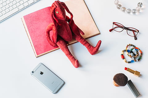Foto, handgemacht, Hase, gestylt, Konzepte und Ideen, Objekte, persönliches Accessoire, Computer, rot, High Angle View, drinnen, keine Leute, Nahansicht, weißer Hintergrund, Tag, Studioaufnahme, Technologie, kabellose Technologie, Kommunikation, große gruppe von gegenständen, Verbindung, Stillleben, direkt darüber, Variation, Kreativität, Wahl, Papier-, Tabelle, Stift, 4K, CC0, gemeinfrei, lizenzfrei