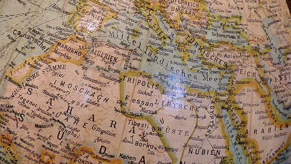 globus, carta geografica, monumento, vecchio, antico, viaggio, monumenti, storia, testo, nessuno, comunicazione, fotogramma intero, in casa, sfondi, sceneggiatura occidentale, il passato, geografia fisica, vista dall'alto, architettura, mappa del mondo, carta, libro, aggressione, 4K, CC0, dominio pubblico, privo di copyright