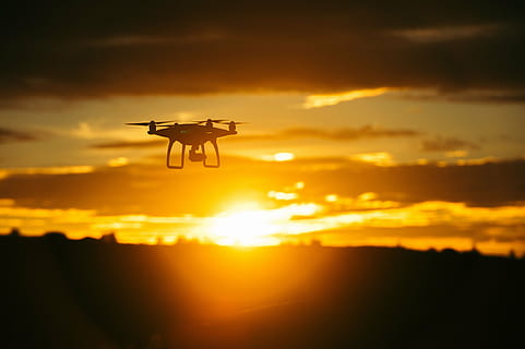 drone durante la puesta del sol, montaña, cielo, nubes, naturaleza, zumbido, puesta de sol, ver, aéreo, tecnología, vehículo aéreo, volador, helicóptero, transporte, avión, hélice, silueta, aire, nube - cielo, vigilancia, seguridad, camara - equipo fotografico, nadie, modo de transporte, color naranja, luz del sol, flotando, paisajes - naturaleza, al aire libre, 4K, CC0, dominio público, libre de derechos