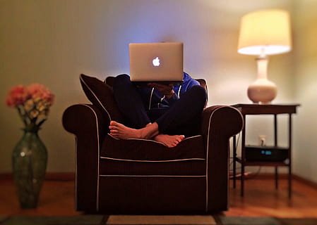 persona, participación, sentado, macbook, sofá, silla, surf, Internet, computadora, tecnología, moderno, estilo de vida, ordenador portátil, adentro, lámpara eléctrica, equipo de iluminación, Sillón, iluminado, cuarto doméstico, asiento, relajación, interior de la casa, sala, una persona, mueble, cómodo, libro, estilos de vida, adulto, publicación, cara oscurecida, 2K, CC0, dominio público, libre de derechos