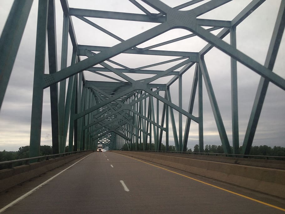 puente, cruce, paisaje, transporte, el camino a seguir, la carretera, dirección, conexión, estructura construida, arquitectura, puente - estructura hecha por el hombre, perspectiva decreciente, cielo, calificación, símbolo, nadie, señalización vial, firmar, naturaleza, día, metal, al aire libre, largo, línea divisoria, punto de vista del coche, 2K