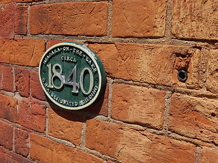 mursten, væg, klassisk, beskyttet, 1840, plak, murstens væg, murbygningsfunktion, arkitektur, bygget struktur, bygning udvendig, ingen mennesker, dag, tæt på, meddelelse, form, geometrisk form, udendørs, skilt, cirkel, nummer, tekstureret, gammel, lav vinkel visning, 4K, CC0, offentligt domæne, royaltyfrie