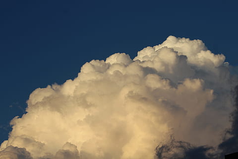 skyer, Sky, himlen, himmel, overskyet, flyvningen, vejr, tid, natur, sky - himmel, blå, lav vinkel visning, ingen mennesker, skønhed i naturen, scenics - natur, ro, rolig scene, idyllisk, udendørs, sollys, cloudscape, dag, hvid farve, kopiere plads, fluffy, blødhed, meteorologi, 5K, CC0, offentligt domæne, royaltyfrie
