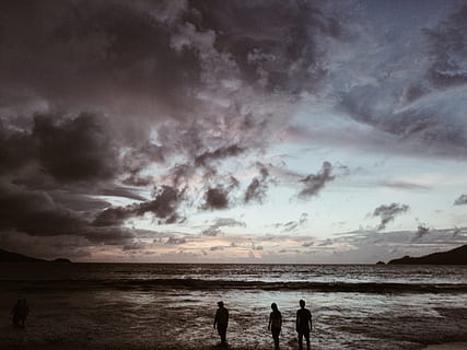 silueta, tres, gent, vora del mar, gris, ennuvolat, cels, fotografia de silueta, foto, núvol, platja, oceà, mar, naturalesa, núvol - cel, posta de sol, cel, a l'aire lliure, aigua, cel dramàtic, cloudscape, homes, cel malhumorat, bellesa a la natura, terra, escenics - natura, horitzó, horitzó sobre l’aigua, tranquil·litat, escena tranquil·la, persones reals, unió, estils de vida, escena no urbana, 4K, CC0, domini públic, lliure de regalies