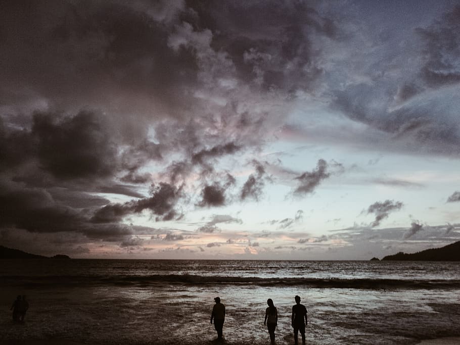silueta, tres, gent, vora del mar, gris, ennuvolat, cels, fotografia de silueta, foto, núvol, platja, oceà, mar, naturalesa, núvol - cel, posta de sol, cel, a l'aire lliure, aigua, cel dramàtic, cloudscape, homes, cel malhumorat, bellesa a la natura, terra, escenics - natura, horitzó, horitzó sobre l’aigua, tranquil·litat, escena tranquil·la, persones reals, unió, estils de vida, escena no urbana, 4K