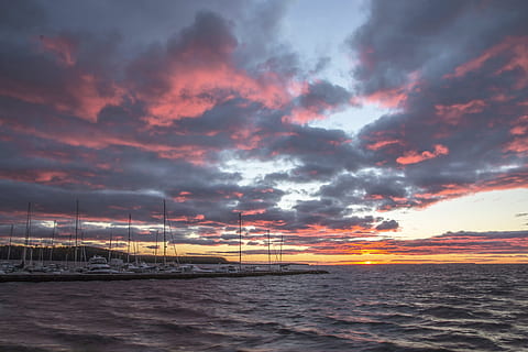 puesta de sol, dramático, naturaleza, cielo, lago, verano, noche morada, nube - cielo, agua, mar, belleza en la naturaleza, paisajes - naturaleza, cielo dramático, nadie, transporte, arquitectura, horizonte, tranquilidad, color naranja, escena tranquila, al aire libre, oscuridad, horizonte sobre el agua, ominoso, 5K, CC0, dominio público, libre de derechos