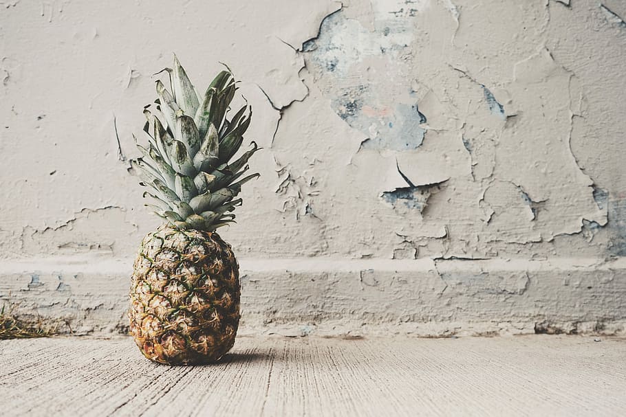 pinya rústica, pinya, fruita, rustique, tròpic, menjar, frescor, cap gent, menjar i beguda, a l'interior, gerro, taula, habitació domèstica, funció de construcció de parets, alimentació saludable, fruita tropical, material de fusta, planta, benestar, textura, paret, sol objecte, naturalesa, arquitectura, 5K