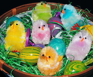Paști, coş, colorat, pui, decor, dulce, pasăre, reprezentare, animal, grup de animale, vacanţă, animale tematice, celebrare, tânără pasăre, în interior, nici o persoana, reprezentarea animalelor, alimente, animale vertebrate, vedere în unghi mare, recipient, artă și sculptură, multi colorate, 2K, CC0, domeniu public, fără drepturi de autor