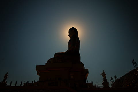statue, buddha, lys, mørk, nat, himmel, skulptur, repræsentation, menneskelig repræsentation, Kunst og håndværk, silhuet, lav vinkel visning, mandlig lighed, natur, arkitektur, ingen mennesker, kreativitet, skumring, religion, historie, bygget struktur, fortiden, tro, spiritualitet, 5K, CC0, offentligt domæne, royaltyfrie
