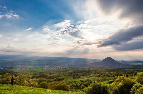 niebo, chmury, słońce, chmura, pogoda, słońce, Chmura, niebo zachód słońca, niebieskie niebo, zachód słońca, krajobraz, scenics, Góra, Natura, chmura - niebo, piękno natury, scenics - natura, spokojna scena, środowisko, spokój, roślina, scena pozamiejska, wylądować, idylliczny, zielony kolor, żadnych ludzi, zdalny, dzień, trawa, światło słoneczne, na dworze, szczyt górski, 1080P, CC0, domena publiczna, darmowe zdjęcia