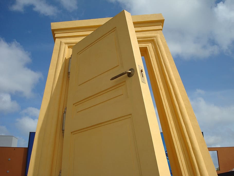 giallo, di legno, porta, nuvoloso, cielo, giorno, ingresso, produzione, intervallo di input, cancello, Plopsaland, Belgio, Inquadratura dal basso, architettura, esterno dell'edificio, nuvola - cielo, struttura costruita, luce del sole, nessuno, all'aperto, costruzione, natura, città, Casa, modello, comunicazione, legno - materiale, quartiere residenziale, blu, 2K