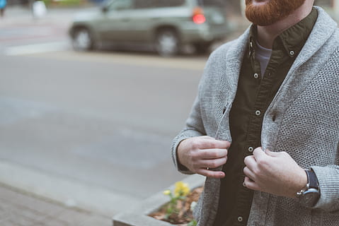 jaqueta, gris, home, paio, carretera, veure, barba, bokeh, cotxe, flor, mans, carrer, gent, botons, vestit, ciutat, una persona, centrar-se en primer pla, arquitectura, homes, dia, de peu, transport, roba casual, vida de ciutat, estils de vida, roba, automòbil, adult, a l'aire lliure, persones reals, adult jove, esperant, roba calenta, 5K, CC0, domini públic, lliure de regalies