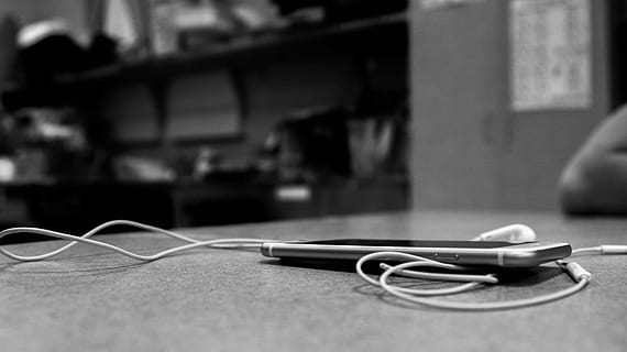smartfon, słuchawki, stół, komputer, technologia, muzyka, stary, czarny i biały, laptop, wyścigi samochodowe, sala, pojazd, zabytkowe, rekord, ruch drogowy, sprzęt, poziomy, usługa, panoramiczny, transport, dane, połączenie, wewnątrz, kabel, skupić się na pierwszym planie, żadnych ludzi, zbliżenie, dzień, porozumiewanie się, słuchający, meble, biznes, ludzie, gabinet, technologia bezprzewodowa, kultura i rozrywka artystyczna, biurko, telefon stacjonarny, 5K, CC0, domena publiczna, darmowe zdjęcia