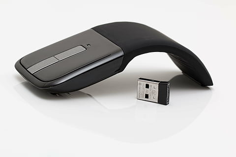 ratón inalámbrico negro, ratón inalambrico, informática, tecnología, información, comunicación, computadora, equipo, Internet, moderno, ordenador personal, ratón, digital, negro, entrada, curva, curvo, microsoft, escritorio, electrónico, dispositivo, diseño, multimedia, conexión, Fondo blanco, cable USB, tecnología inalámbrica, solo objeto, datos, equipo de computadora, la seguridad, separar, adentro, foto de estudio, nadie, de color negro, electricidad, de cerca, controlar, parte de la computadora, Pantalla digital, equipo eléctrico, presionar el botón, accesorio personal, dispositivo manos libres, 5K, CC0, dominio público, libre de derechos
