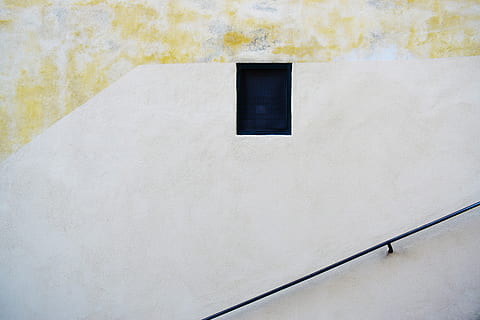 sense títol, paret, rail, finestra, negre, groc, textura, mínim, diagonal, minimalisme, arquitectura, estructura construïda, exterior de l'edifici, funció de construcció de parets, dia, cap gent, edifici, Color blanc, fons, a l'aire lliure, vista d’angle baix, còpia espai, marc complet, barri residencial, casa, llum solar, senzillesa, concret, 5K, CC0, domini públic, lliure de regalies