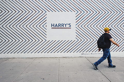 man loopt, man, wandelen, grijs, beton, weg, patroon, muur, trottoir, bestrating, straat, voetganger, stedelijk, stad, graffiti, nyc, New York, een persoon, volledige lengte, echte mensen, tekst, mannen, communicatie, teken, casual kleding, informatie, staand, westers schrift, architectuur, informatiebord, verkeersbord, ingebouwde structuur, dag, levensstijlen, muur - bouwfunctie, achteraanzicht, 4K, CC0, publiek domein, royaltyvrij