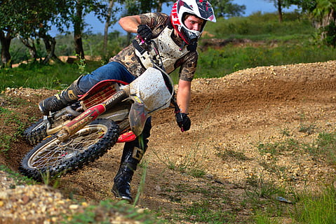 Geschwindigkeitskurve, Ecke, Geschwindigkeit, Fertigkeit, schnell, Aktion, Fahrer, Moto-Cross, dreckiges Fahrrad, Helm, Räder, Sport, Eile, Boden, Mann, Spaß, Fahrrad, Erholung, Reiten, Transport, in voller Länge, Freizeitbeschäftigung, Natur, junger Erwachsener, Erwachsene, Schmutz, zwei Menschen, Bewegung, Pflanze, Menschen, Abenteuer, Kopfbedeckungen, Baum, Aktivität, Mode, draußen, 5K, CC0, gemeinfrei, lizenzfrei