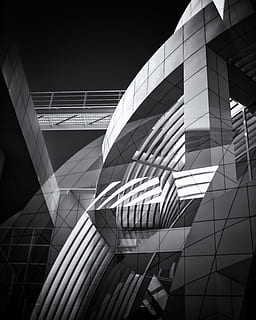 ilustración del edificio, foto en escala de grises, blanco, edificio, arquitectura, moderno, estructura, edificio de oficinas, estructura construida, escena urbana, ventana, exterior del edificio, material de vidrio, reflexión, futurista, negocio, arquitectura y edificios, nadie, rascacielos, fachada, acero, ciudad, vida en la ciudad, forma geometrica, edificio de oficinas exterior, vista de ángulo bajo, cielo, modelo, naturaleza, día, luz del sol, cielo limpio, oficina, al aire libre, puente, 5K, CC0, dominio público, libre de derechos