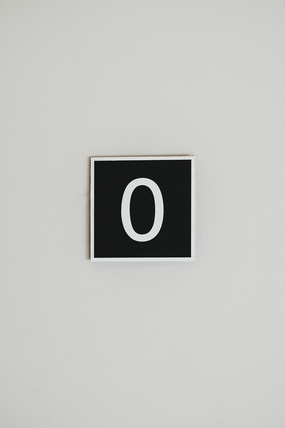 numero, zero, segnaletica a muro, numero 0, bianca, superficie, parete, nero, copia spazio, forma geometrica, cerchio, forma, in casa, nessuno, girato in studio, sfondo bianco, tecnologia, Colore bianco, direttamente sopra, design, caratteristica della parete, ritagliare, telaio, colore nero, struttura costruita, avvicinamento, architettura, cultura artistica e intrattenimento, 5K