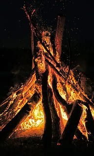 api unggun, api, malam, intens, Jeruk, bunga api, api - fenomena alam, pembakaran, suhu panas, warna oranye, bahan kayu, kayu, alam, log, kayu bakar, tidak ada orang, gerakan, merapatkan, berkemah, di luar rumah, bersinar, latar belakang hitam, 5K, CC0, domain publik, bebas royalti