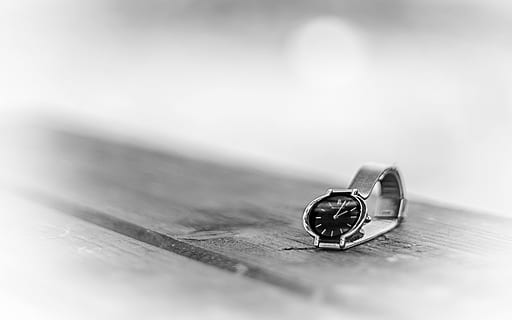 čas, Černá, hodiny, hodina, bílý, prsten, šperky, selektivní zaměření, uvnitř, detail, snubní prsten, nikdo, stůl, dva objekty, milovat, diamant - drahokam, stálý život, pozitivní emoce, bohatství, oslava, událost, emoce, životní události, zásnubní prsten, jeden objekt, osobní příslušenství, luxus, drahokam, stříbrné barvy, 4K