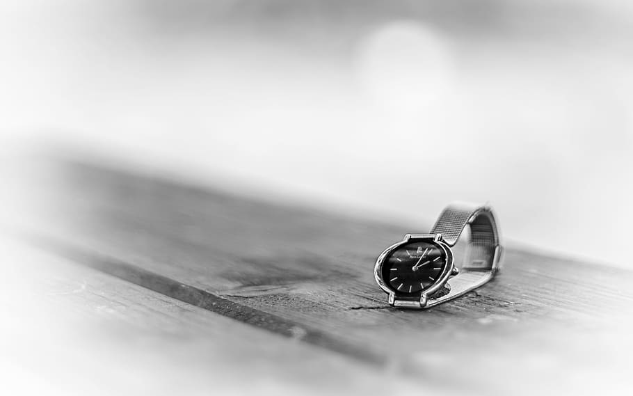 čas, Černá, hodiny, hodina, bílý, prsten, šperky, selektivní zaměření, uvnitř, detail, snubní prsten, nikdo, stůl, dva objekty, milovat, diamant - drahokam, stálý život, pozitivní emoce, bohatství, oslava, událost, emoce, životní události, zásnubní prsten, jeden objekt, osobní příslušenství, luxus, drahokam, stříbrné barvy, 4K