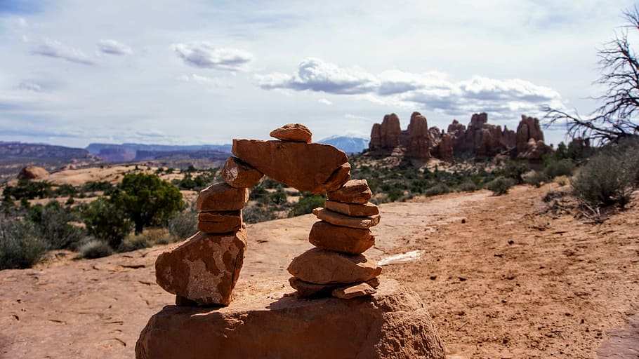 Brun, sten formation, dagtimerne, stenbue, top, kampesten, klippe, bue, cloudscape, sand, ørken, arkitektur, udendørs, natur, perspektiv, Moab, varde, sky - himmel, himmel, landskab, ingen mennesker, historie, rejsemål, rock formation, rock-objekt, solid, fortiden, dag, jord, miljø, rejse, ikke-urbane scene, scenics - natur, ro, gamle civilisation, sandsten, tørt klima, 5K